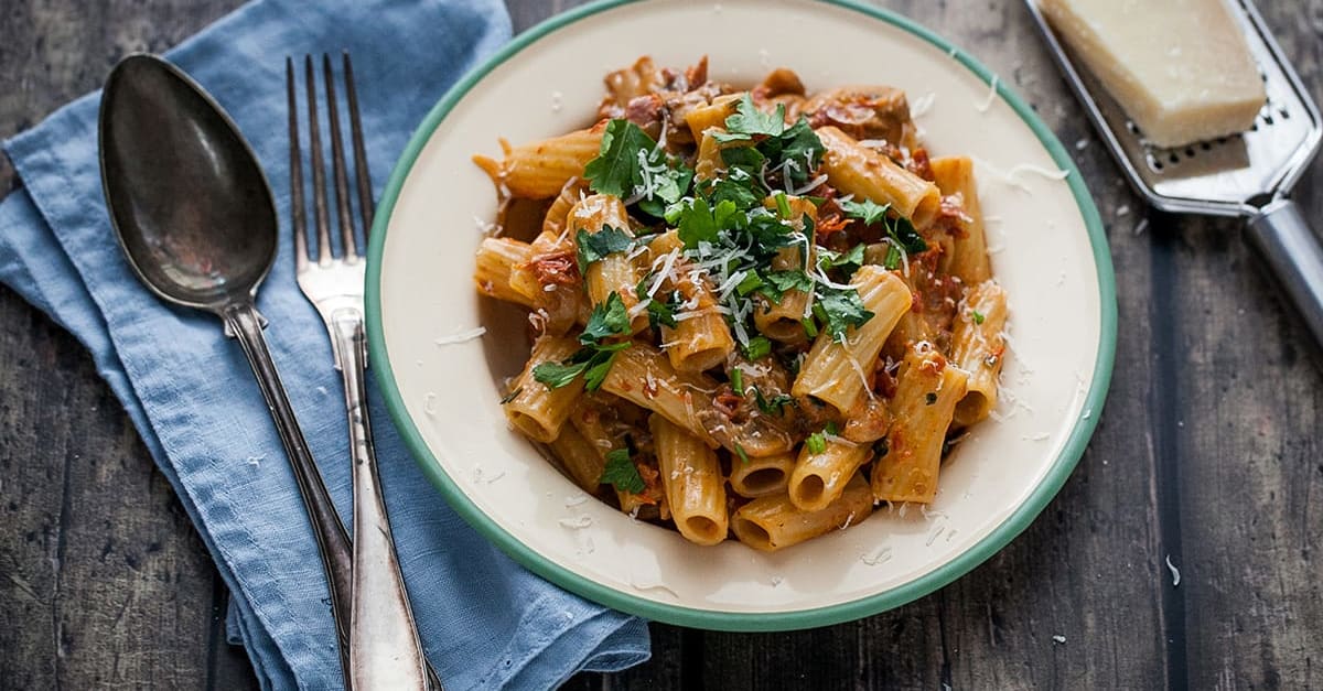 Krämig pasta med färsk svamp och soltorkade tomater | folk o folk