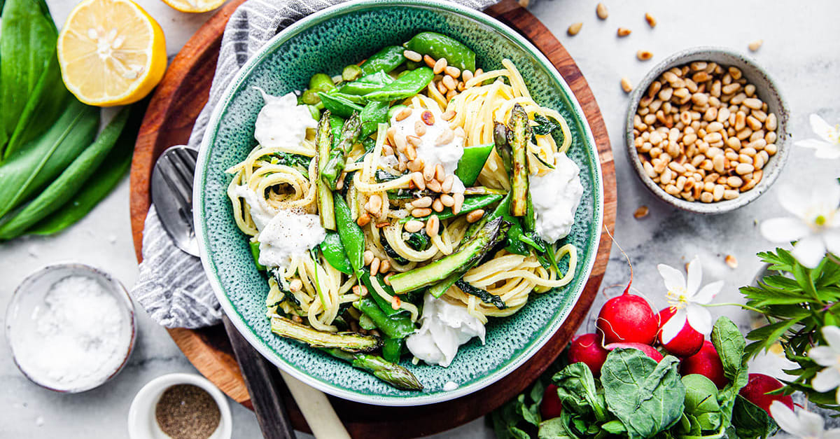 Pasta med burrata och vårprimörerna ramslök och sparris | folk o folk