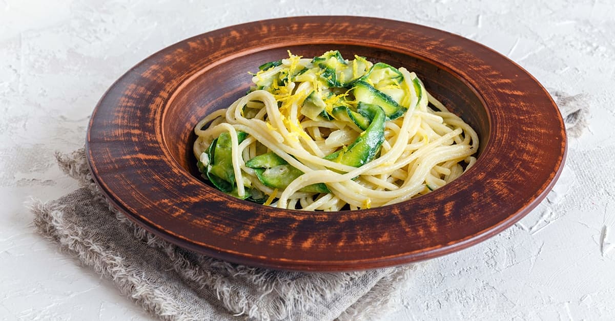 Vegetarisk syrlig pasta med zucchini. | folk o folk