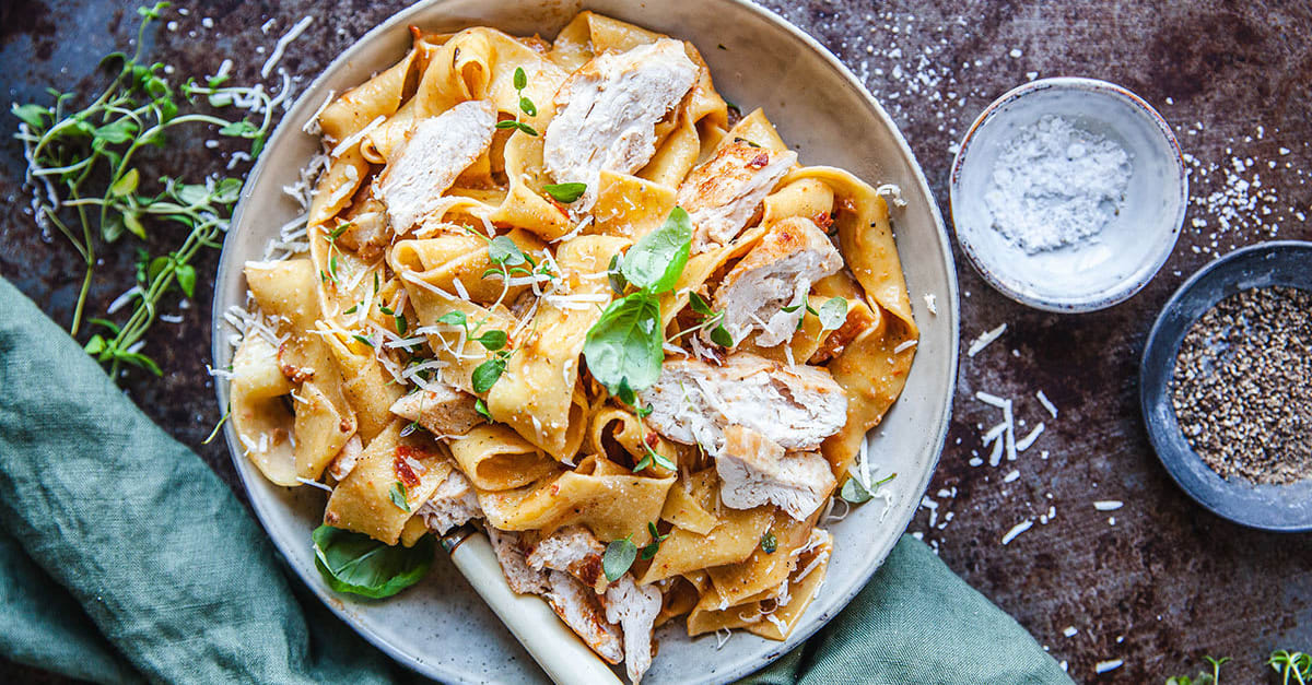 Lättlagad och krämig Pasta Alfredo med kyckling. folk o folk