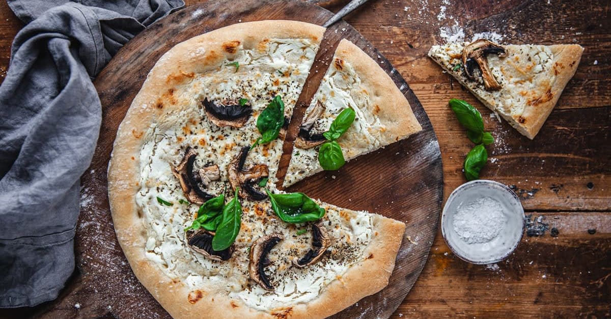 Pizza Bianco med parmesan och svamp Folkofolk