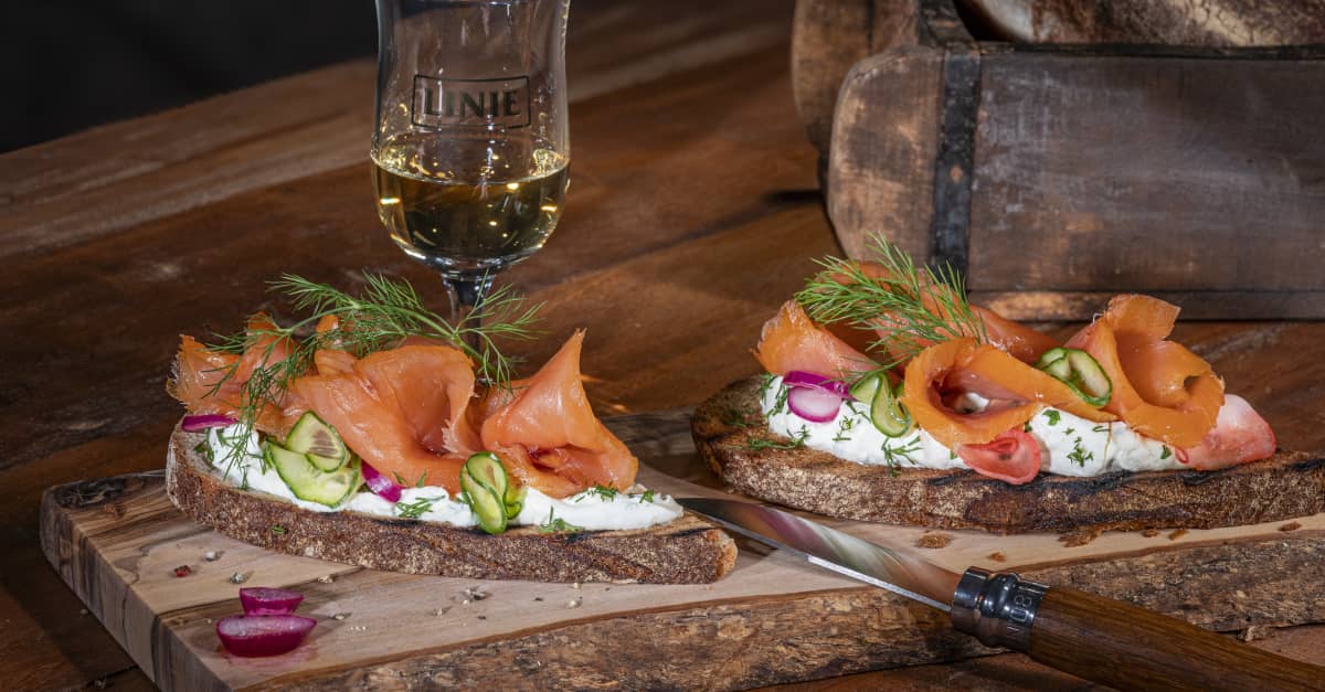 MOWI Räucherlachs-Smørrebrød mit LINIE Aquavit-Topping | Matured at sea ...