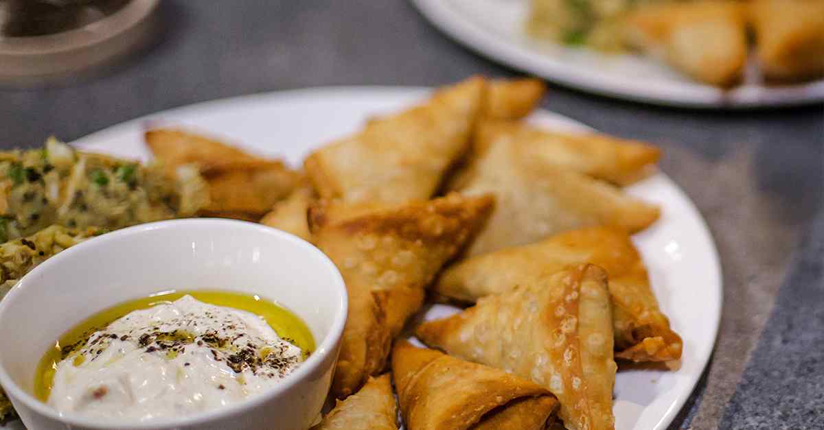 Samosas med rökt makrill och citronyoghurt | folk o folk