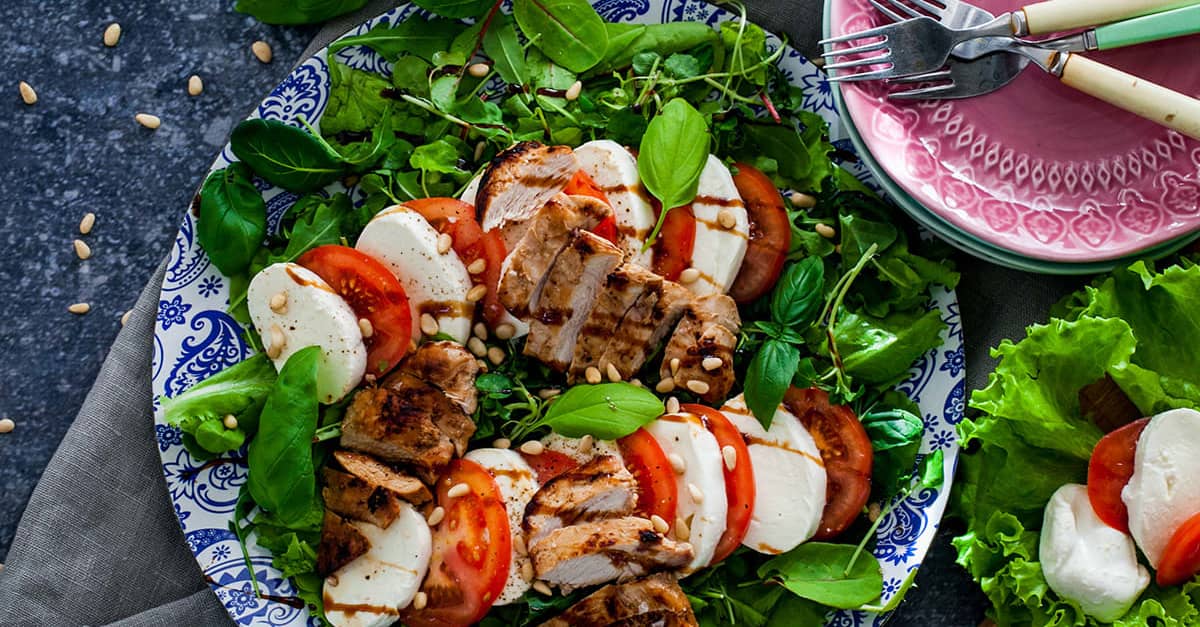 Kyckling och mozzarellasallad med italienska smaker folk o folk