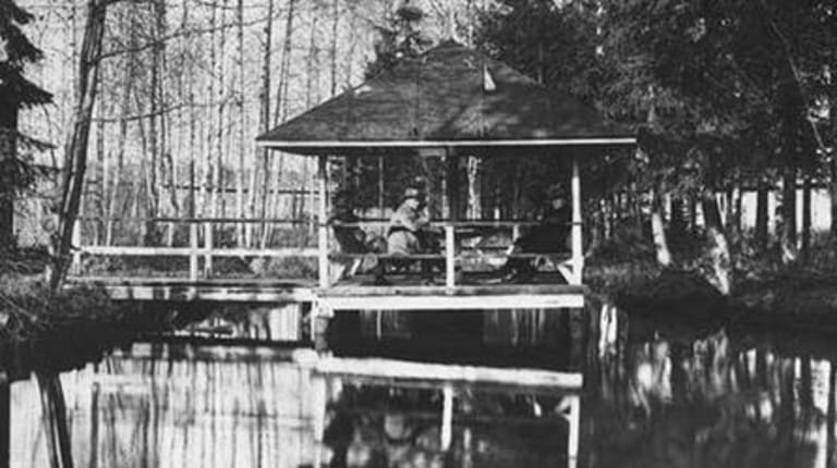 Rajamäen lähteen puutarhamajat, samassa kunnassa sijaitsee vielä tänä päivänäkin Altian tehdas.