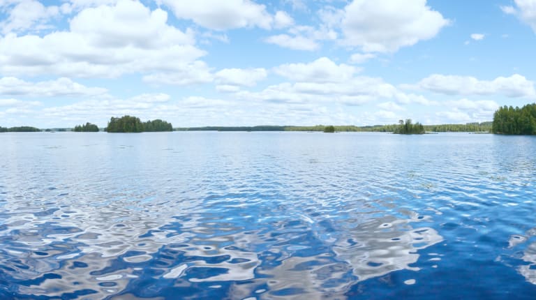 Suomalainen järvi ja puhdas luonnonvesi 