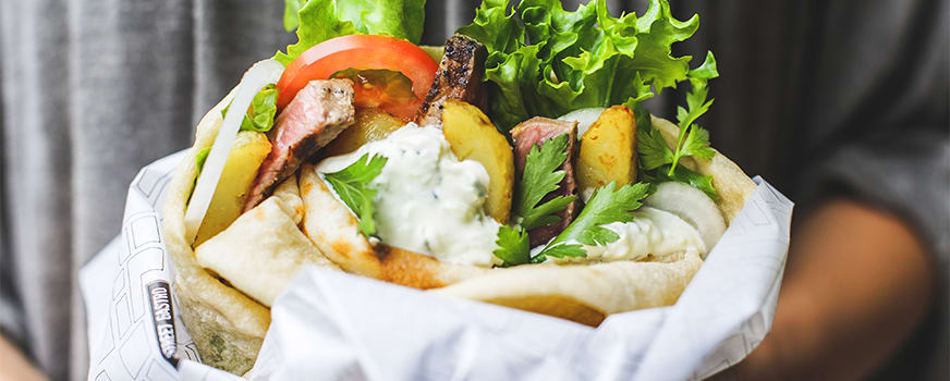 Veisegyros kartulite, tzatziki ja salatiga