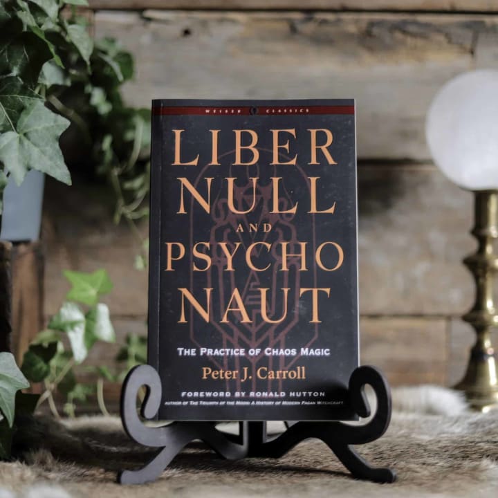 Una guía esencial al Liber Null: La piedra fundacional de la Magia del Caos