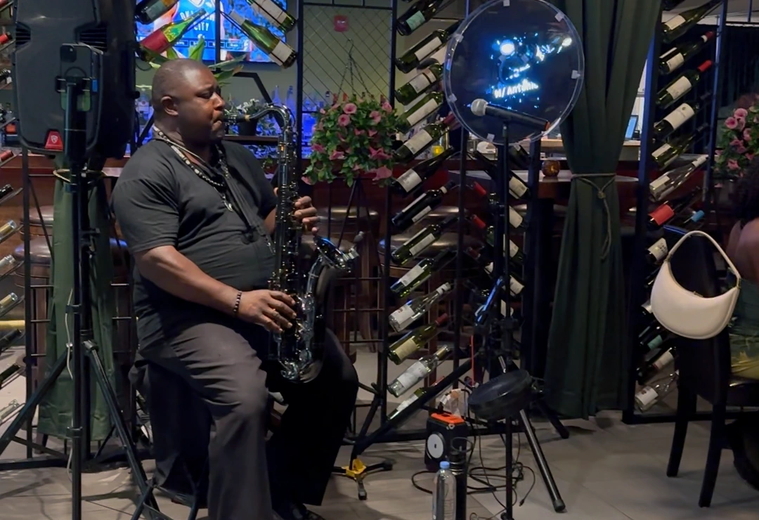 Tony Gatlin performing