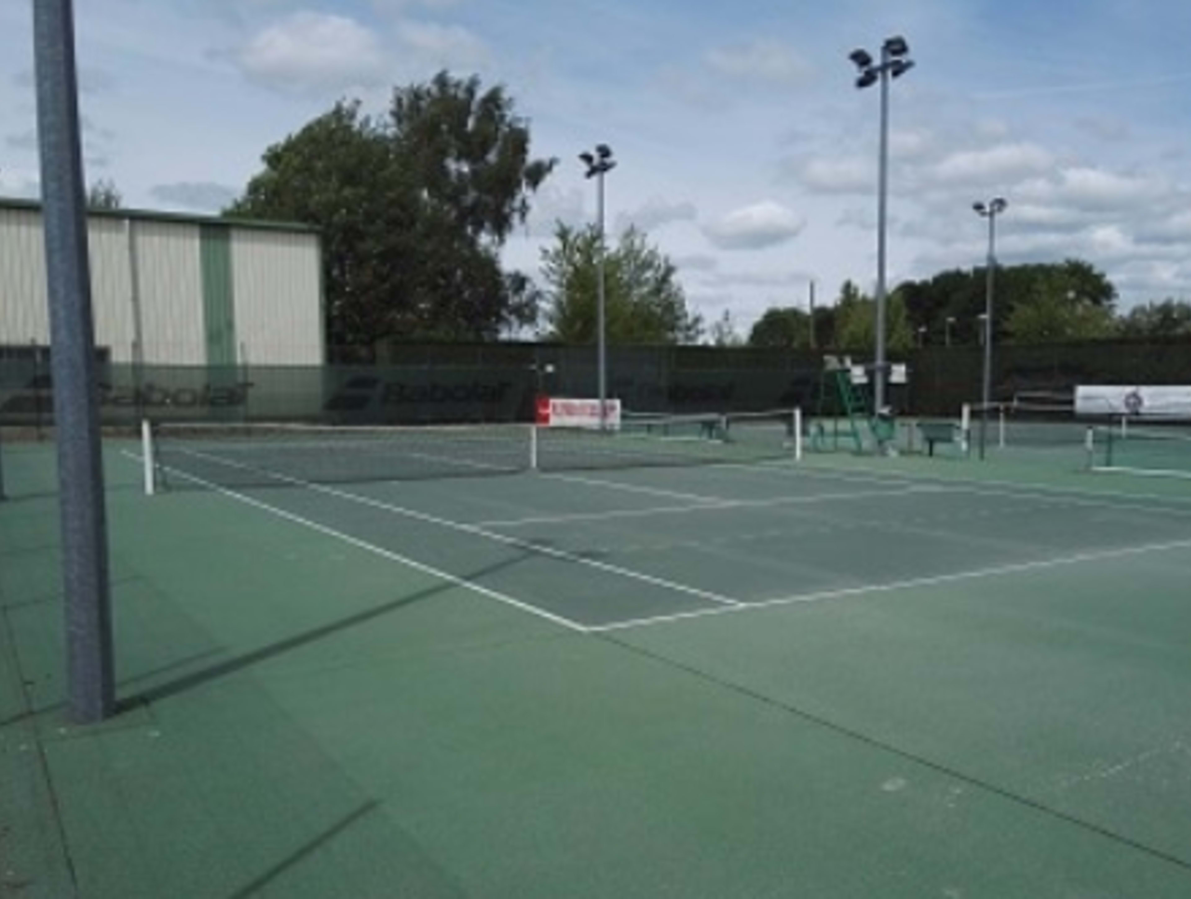 Where to play tennis in Paris ?