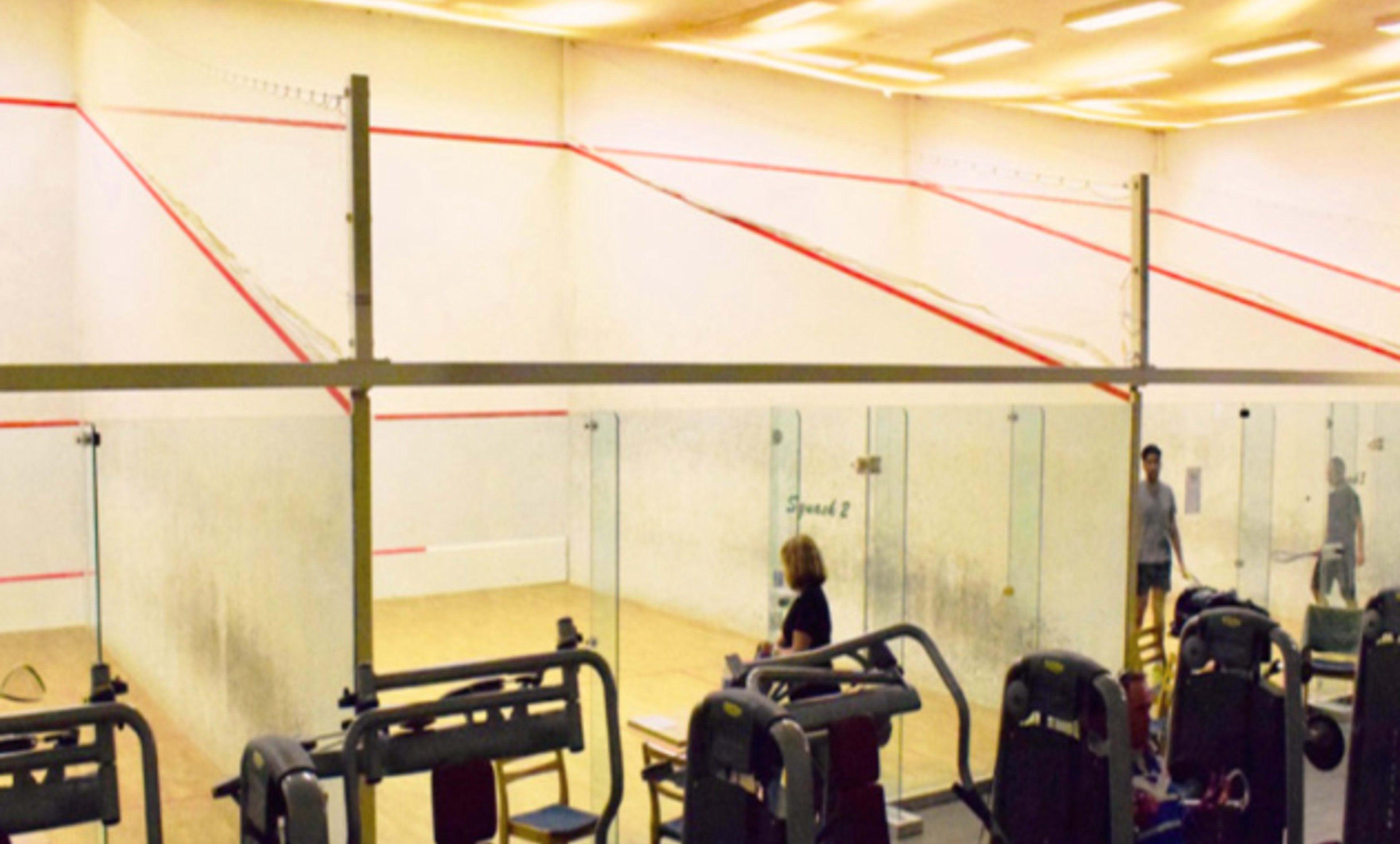 Play squash in Paris