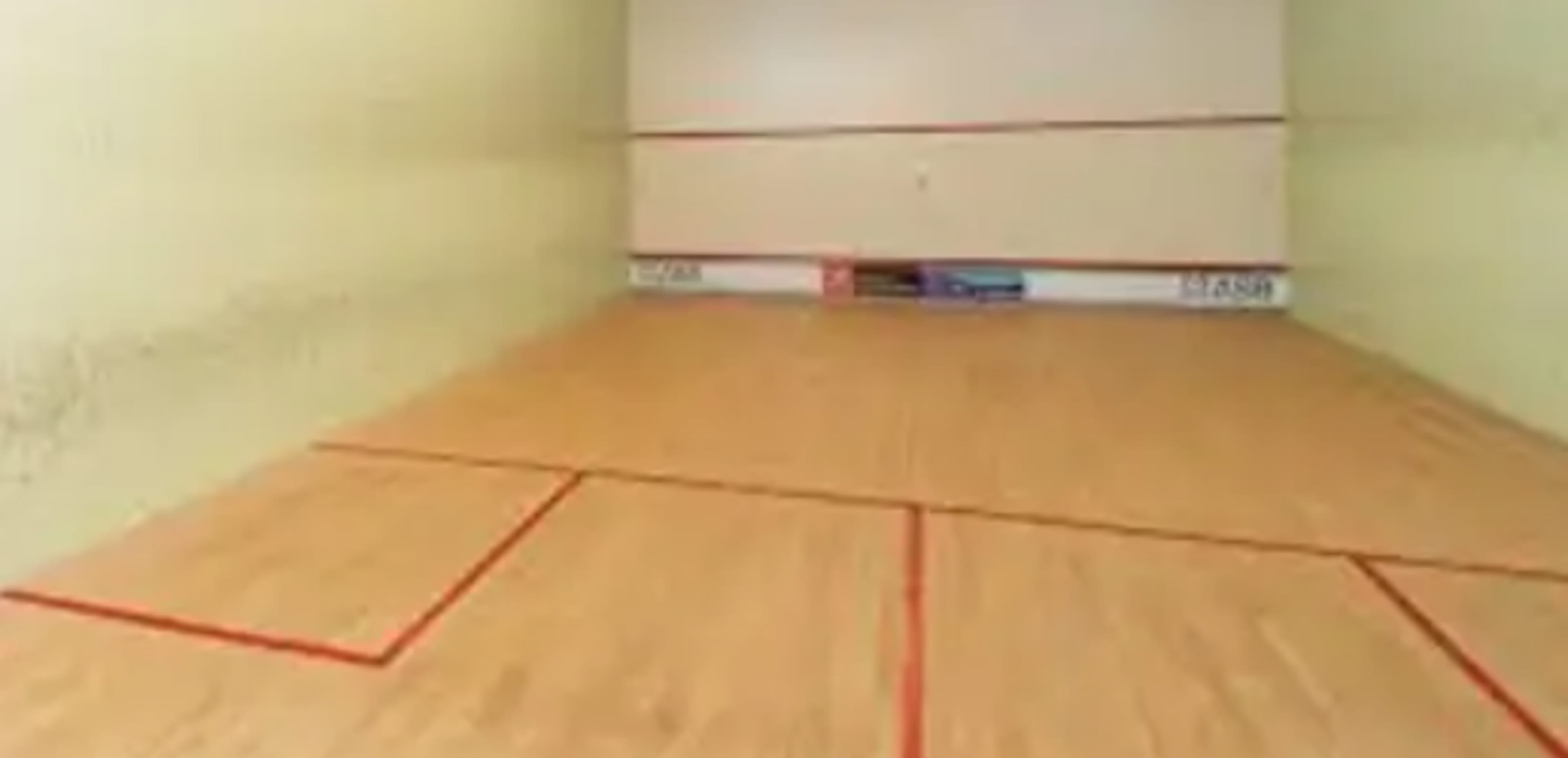 Play squash in Paris