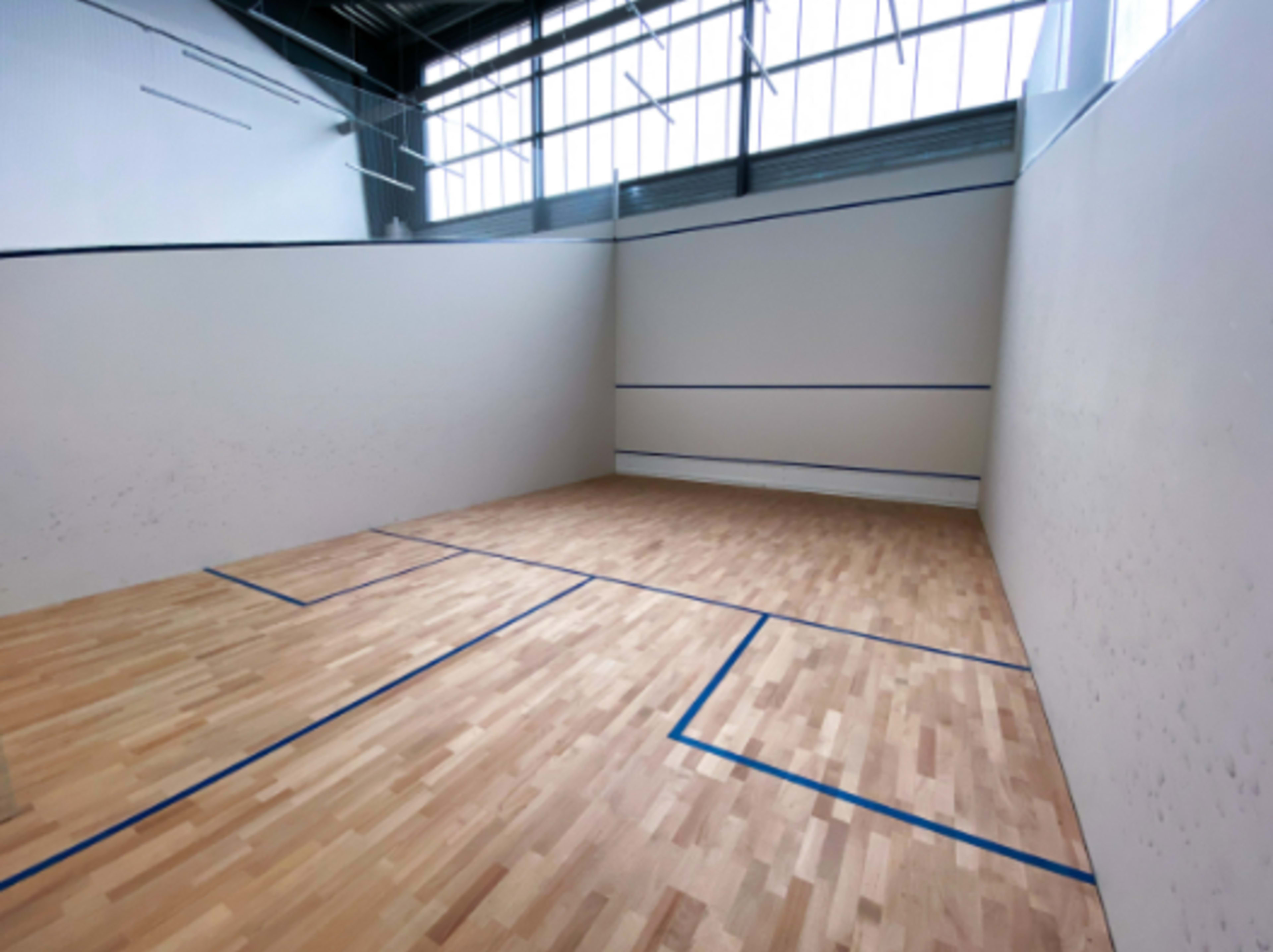 Play squash in Paris