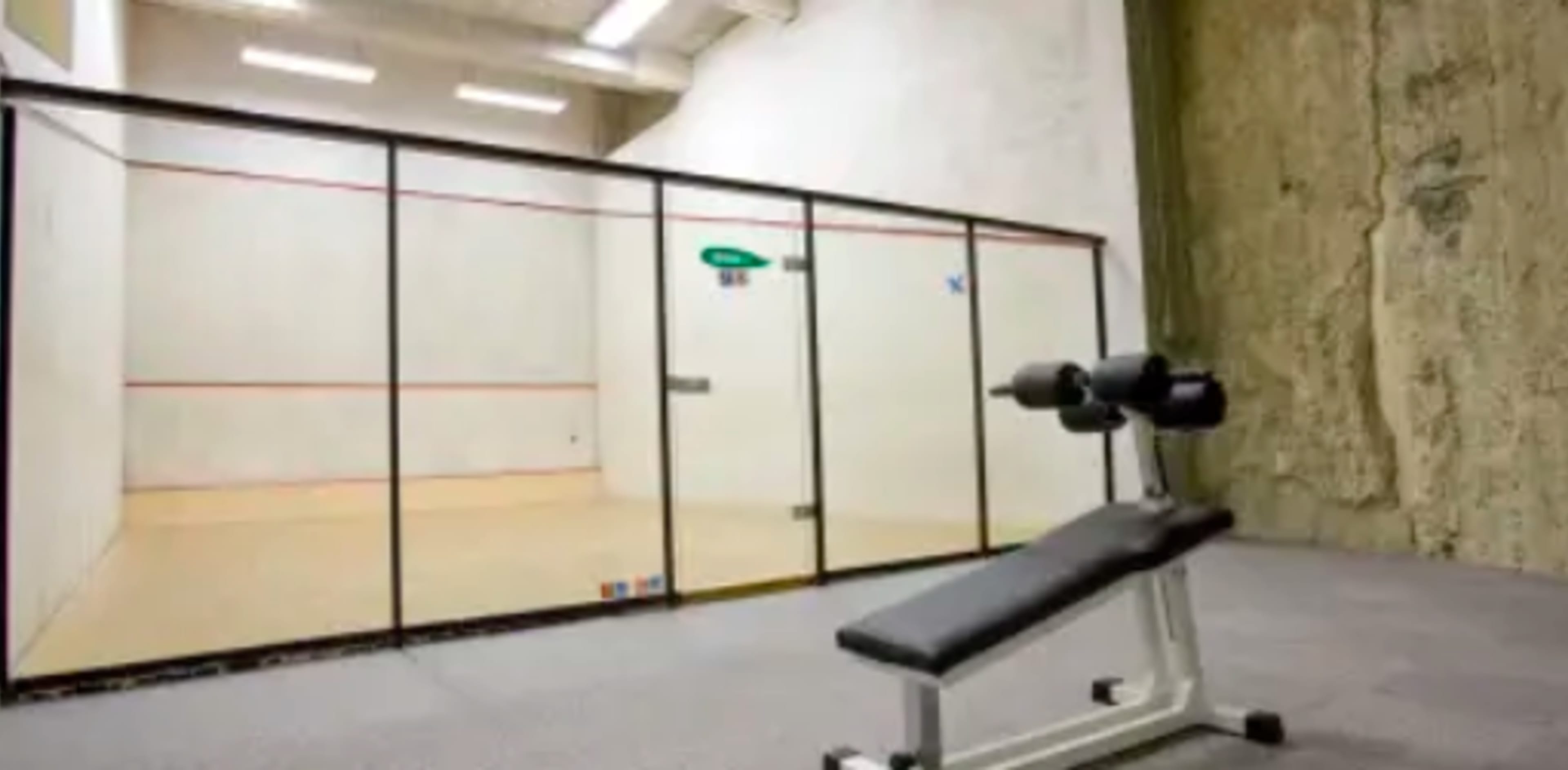 Play squash in Paris