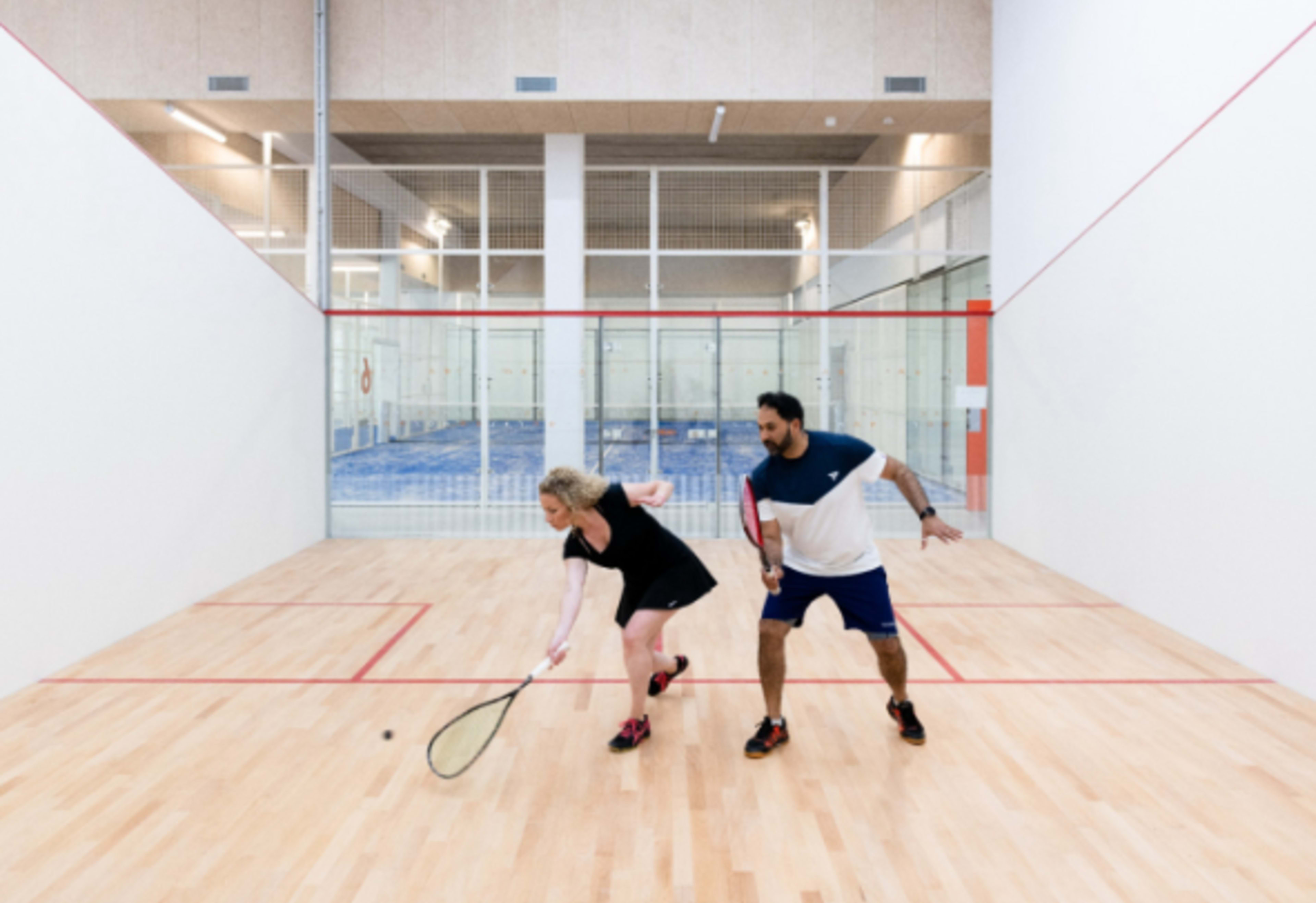 Play squash in Paris