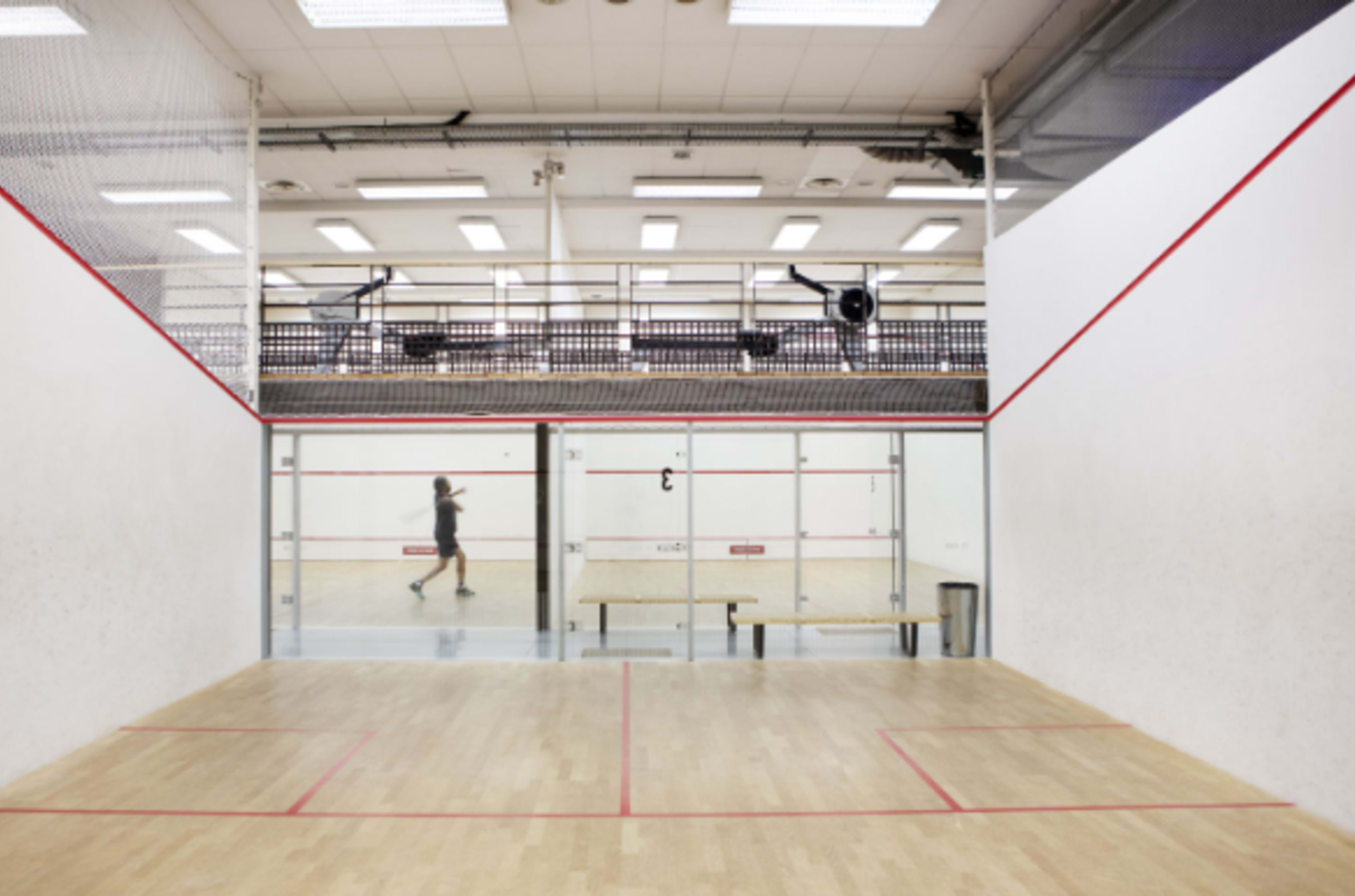 Play squash in Paris