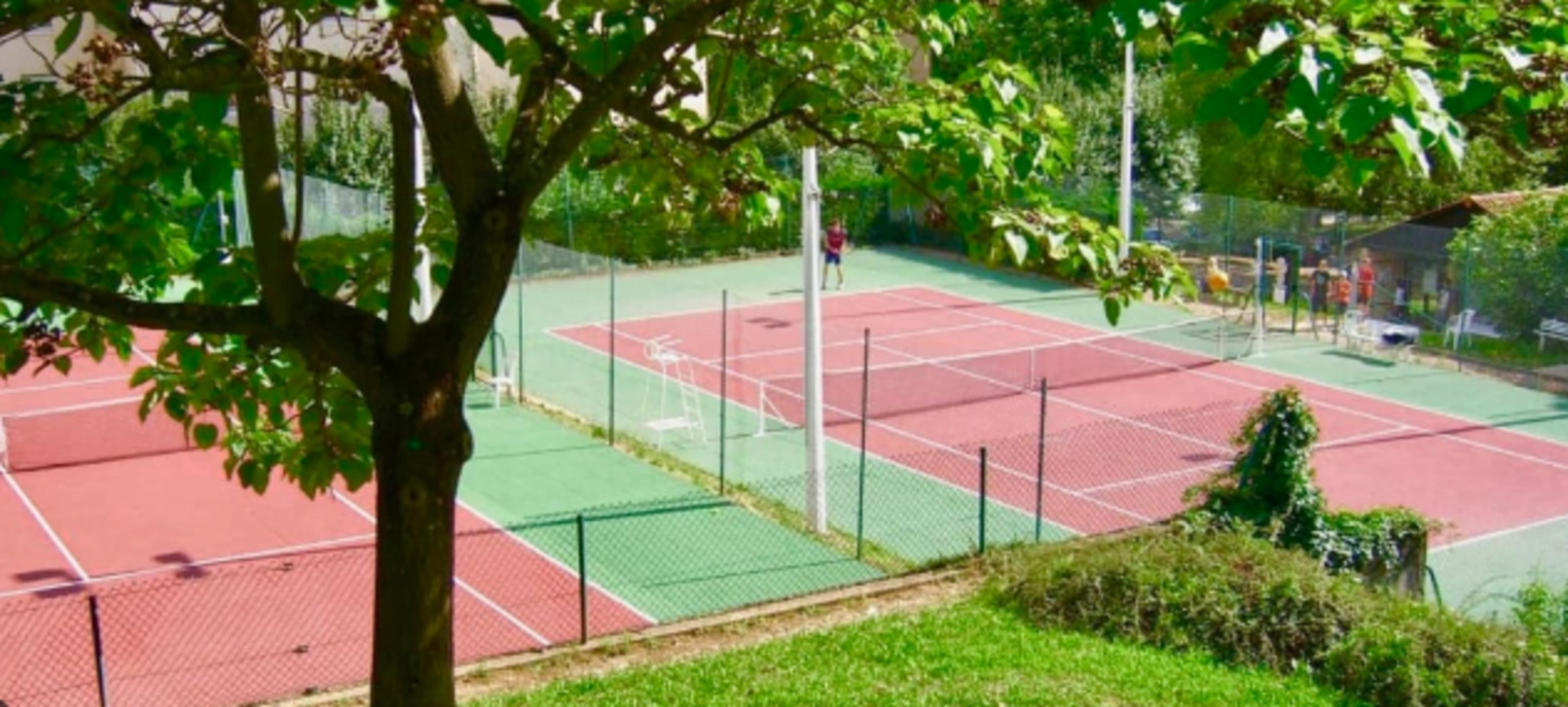 Where can I play tennis in Lyon ?