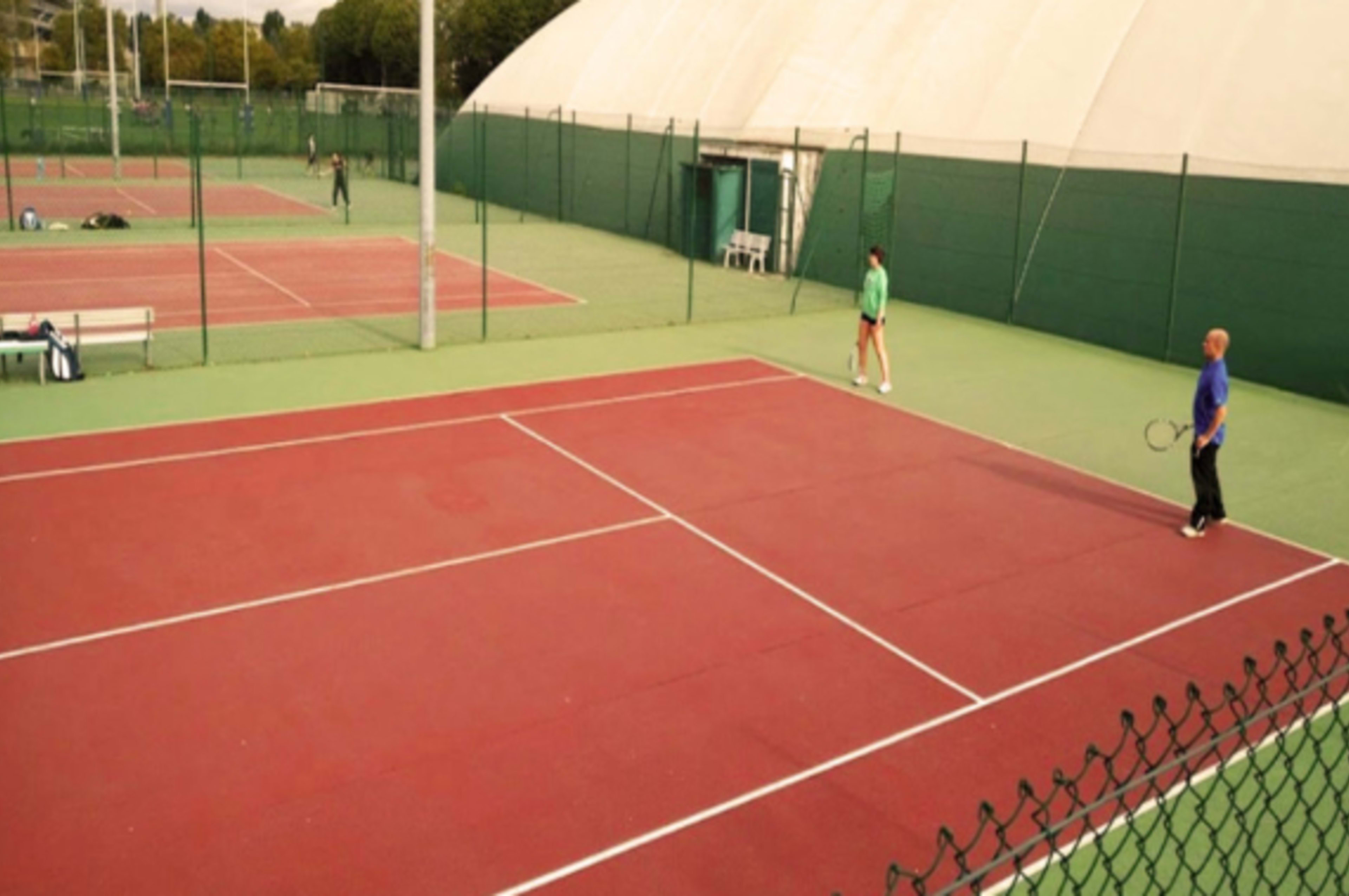 Where can I play tennis in Lyon ?