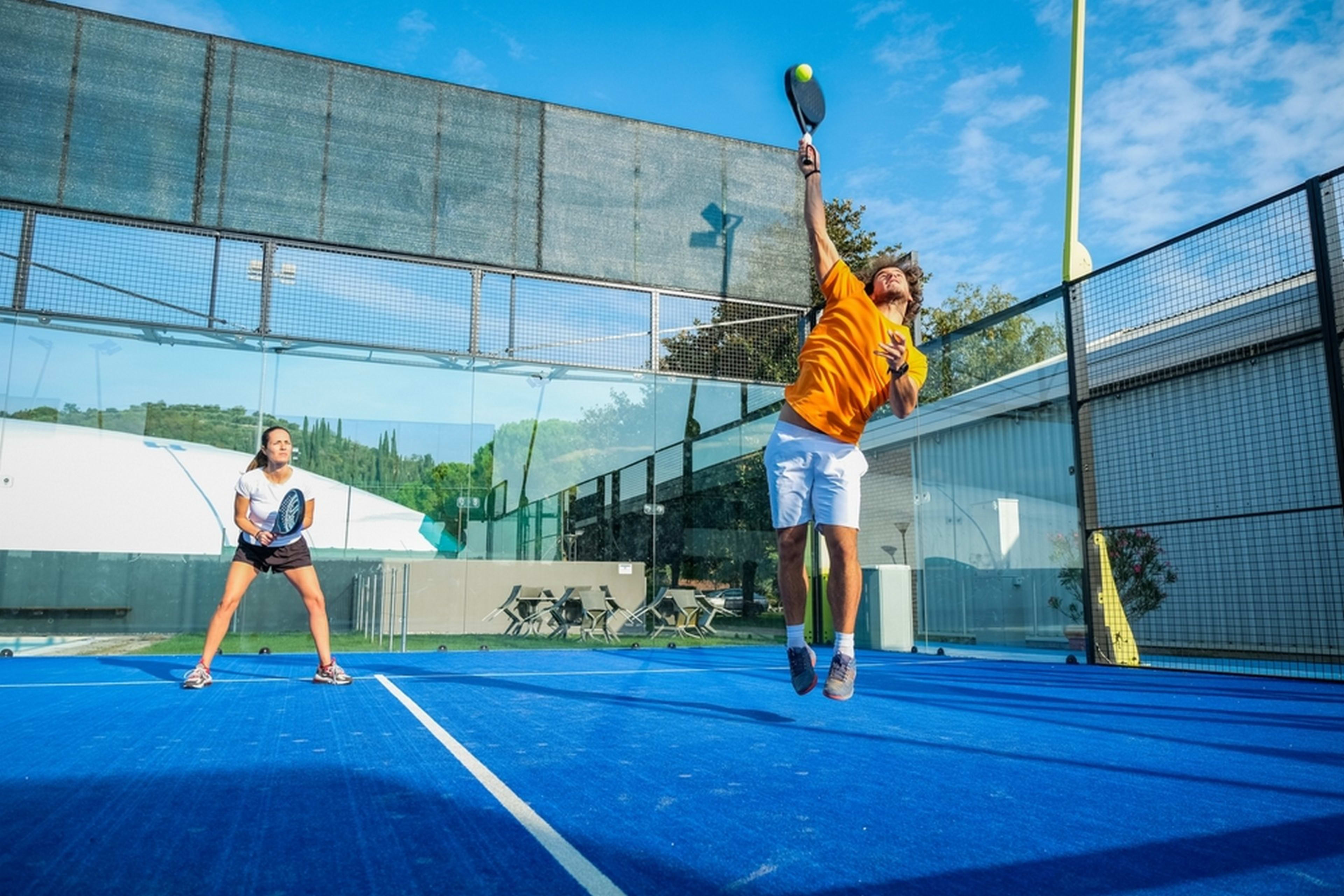 Les Avantages du Smash à la Grille au Padel : Dominez le Terrain avec Cette Technique