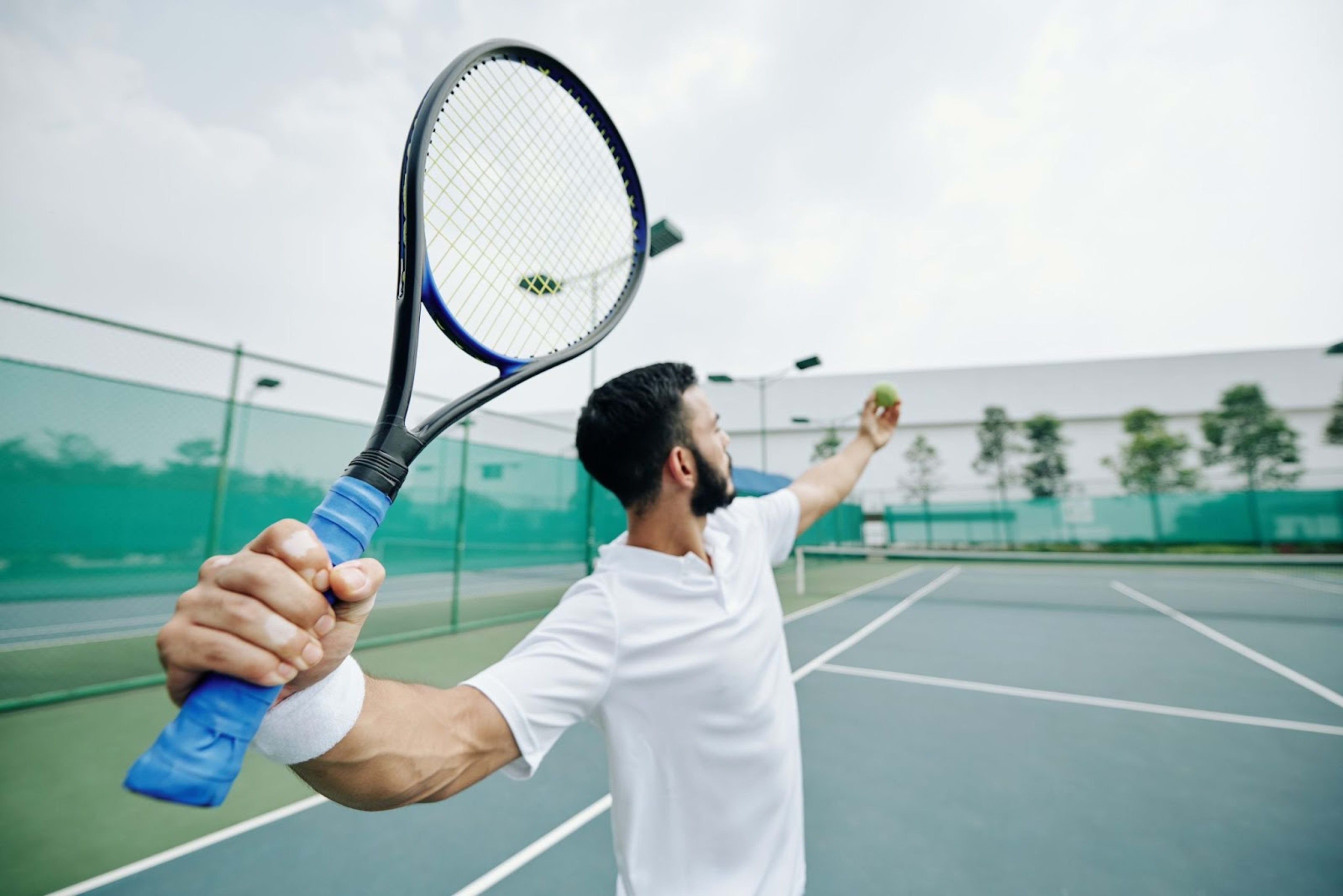 Améliore ton service au tennis : Techniques et conseils
