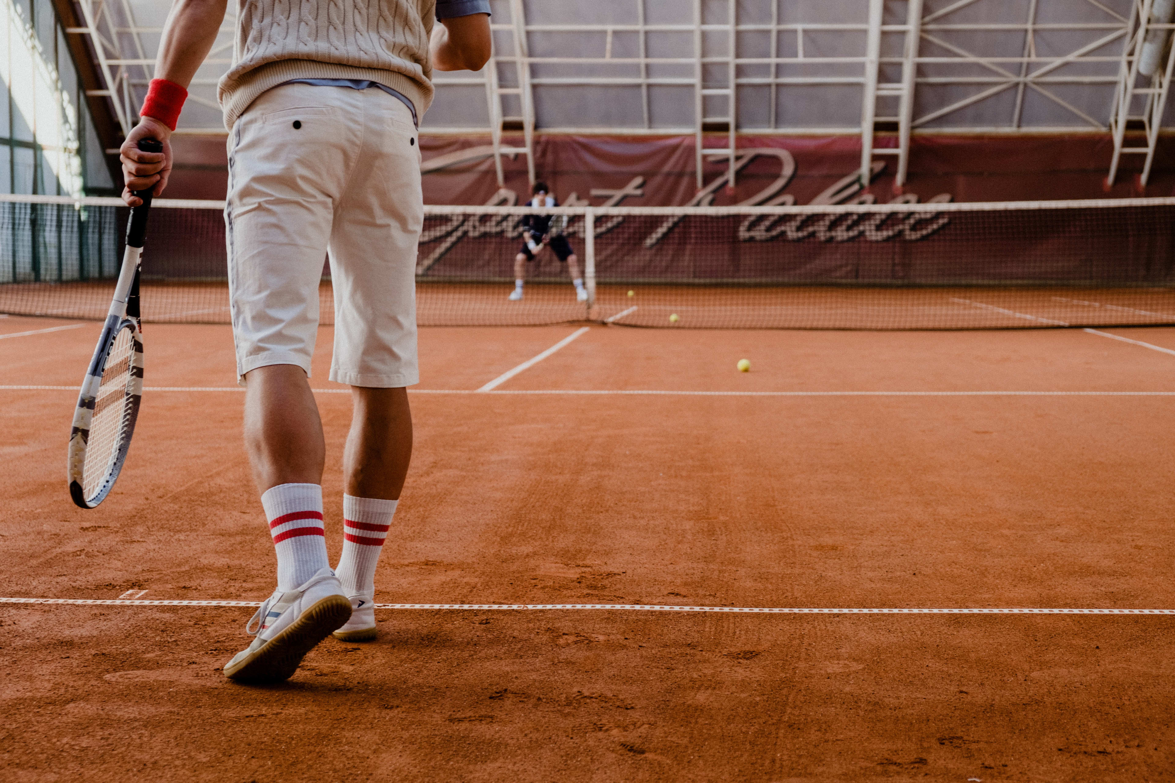 Améliore ton service au tennis : Techniques et conseils