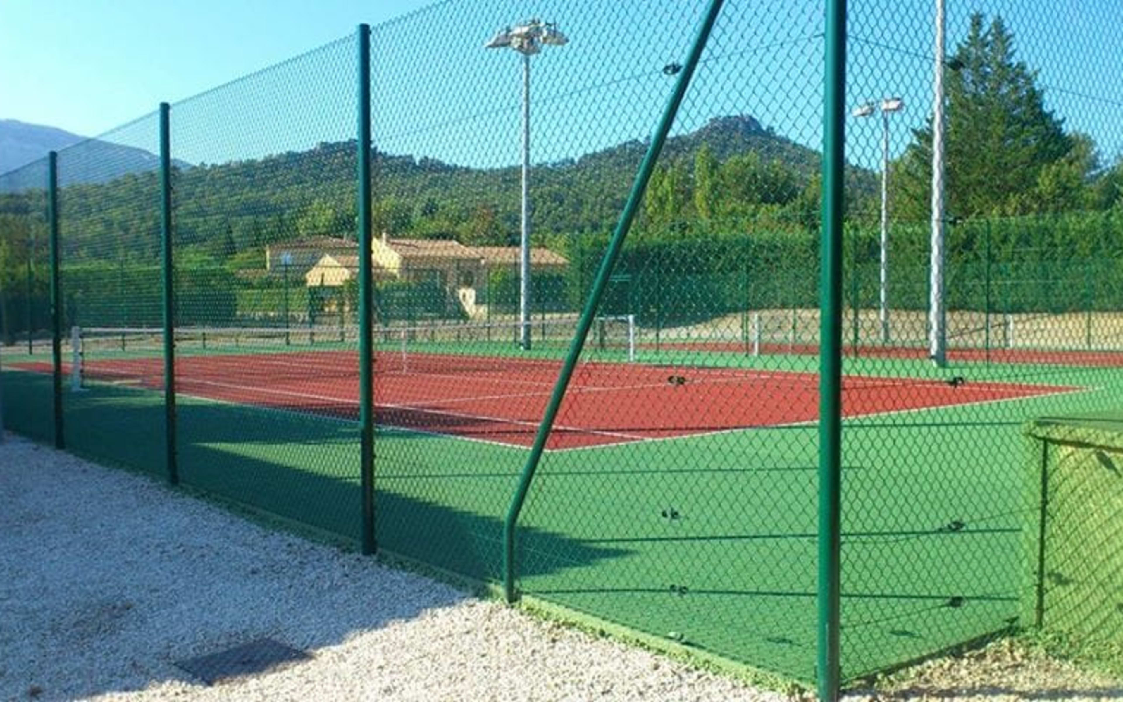 Terrain Tennis Padel Club Nans-Les-Pins à Marseille