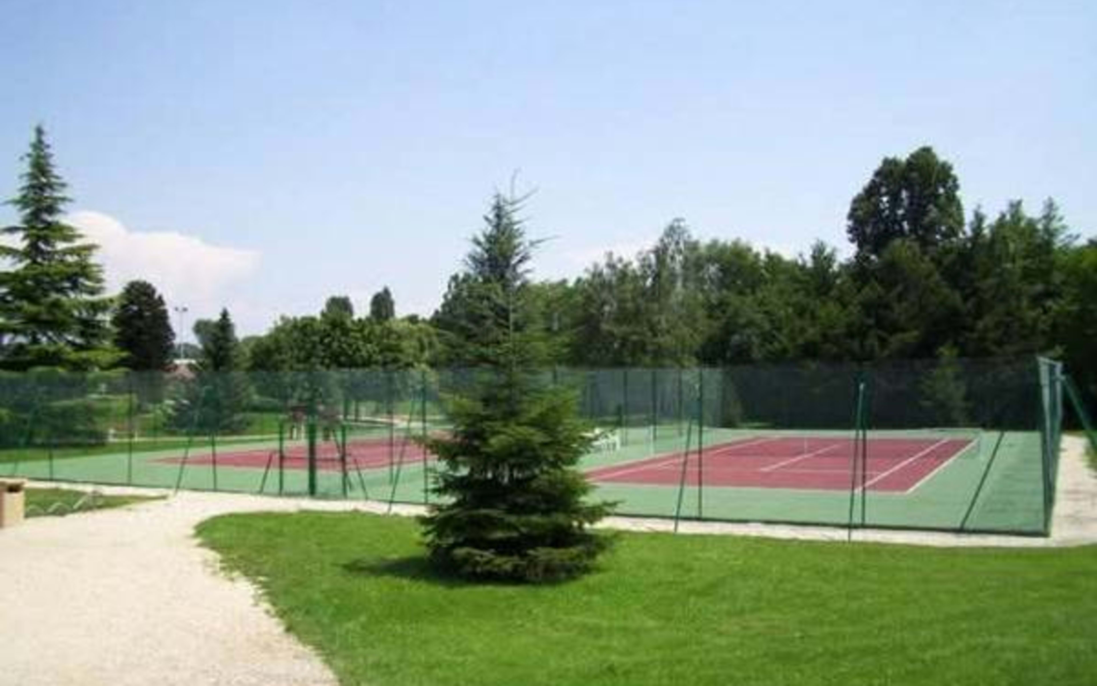 Terrain Tennis Club de Crêches-sur-Saône CRECHES à Auvergne-Rhône-Alpes