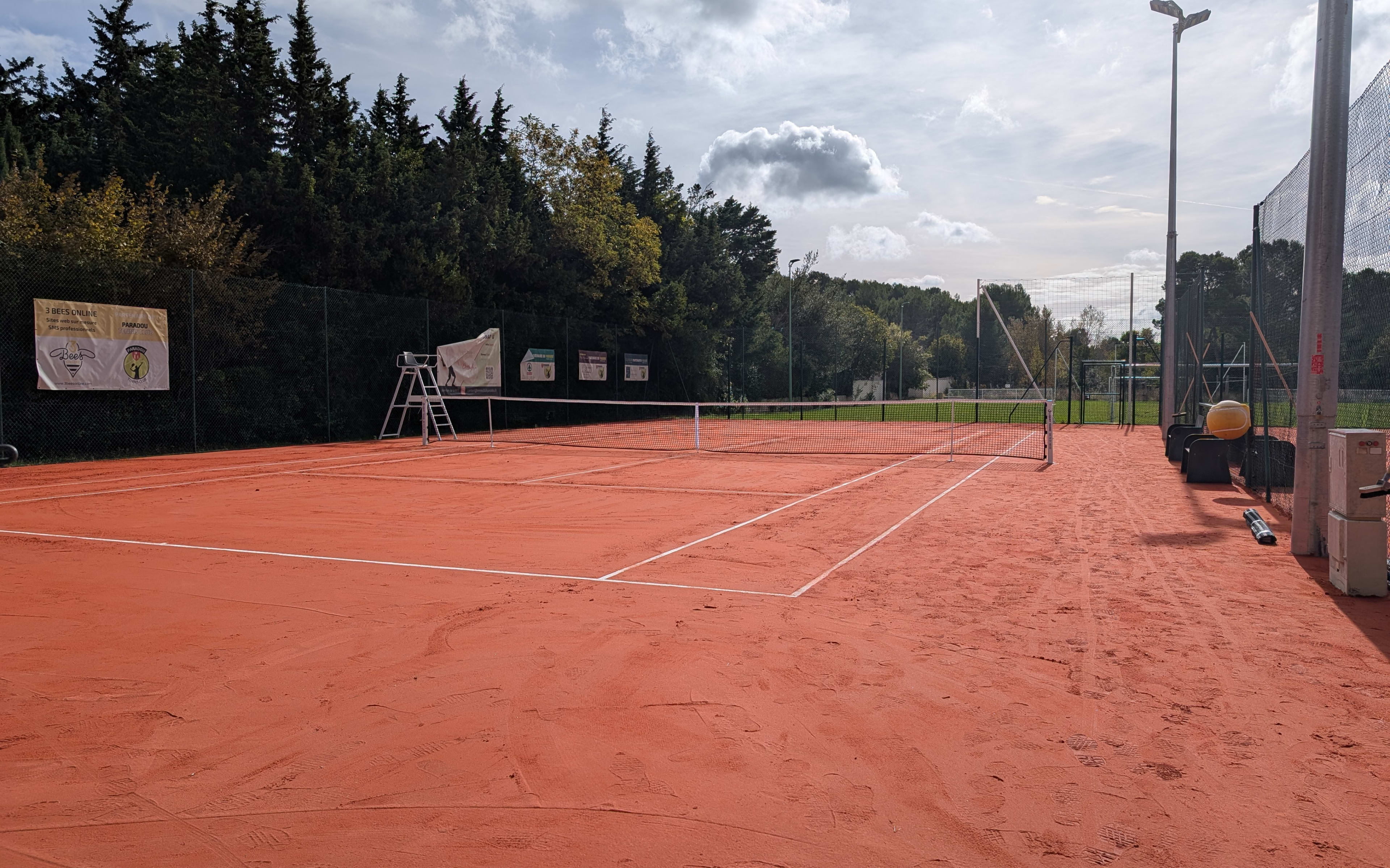 Terrain Tennis Club Du Paradou à Saint-Étienne-du-Grès 13-FR