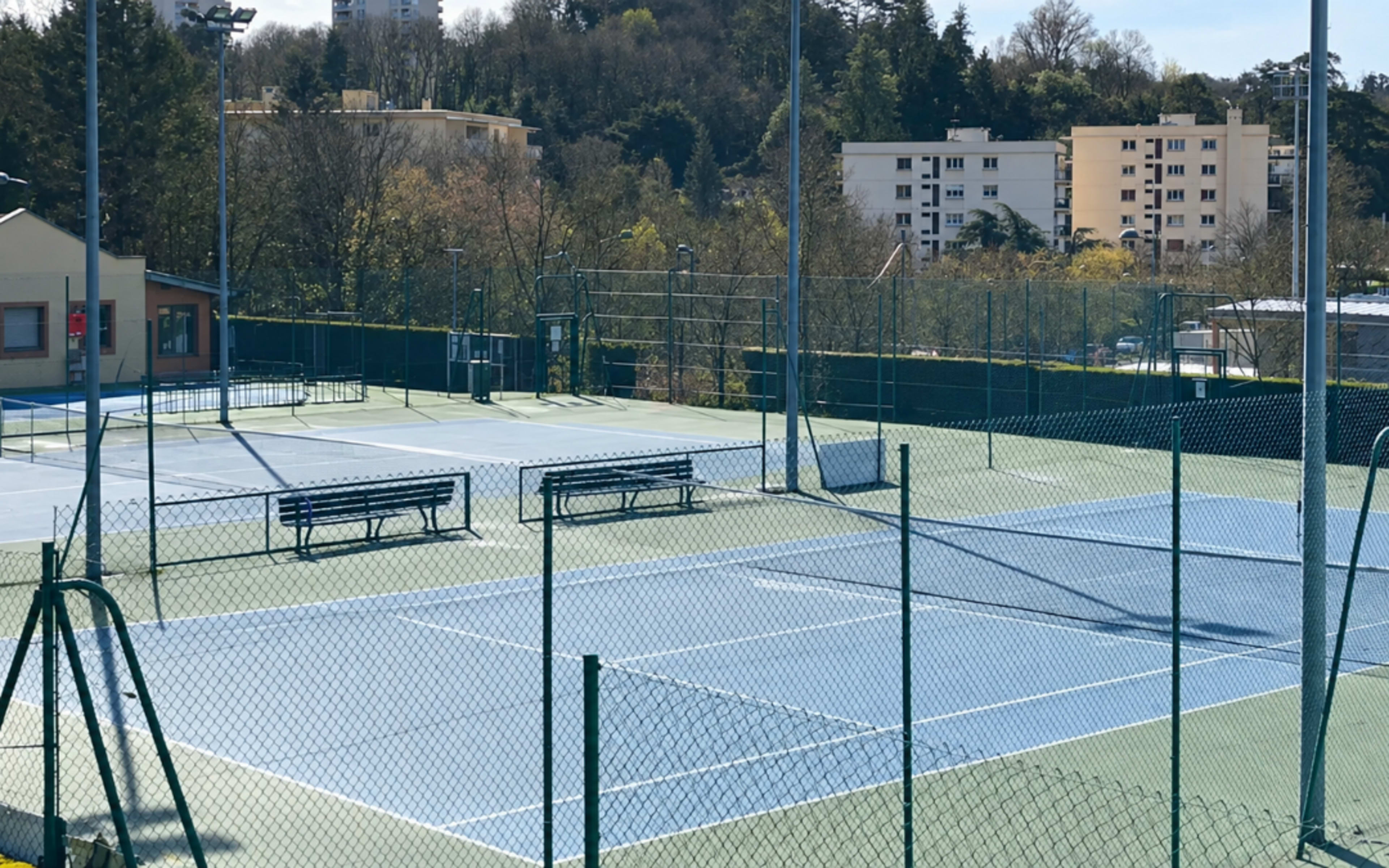 Terrain Ronzieres (Tennis Club Des) à Saint-Romain-la-Motte
