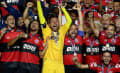 Flamengo vence Fluminense e conquista tricampeonato carioca no Maracanã