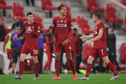 Liverpool vence Chelsea por 5 a 3 e levanta taça da Premier League pela primeira vez