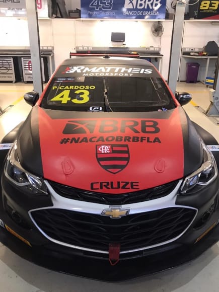 Pedro Cardoso faz homenagem ao Flamengo na Corrida do Milhão solidária da Stock Car