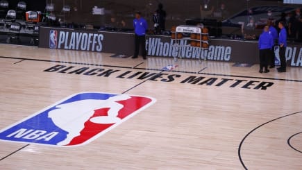 Em protesto a mais um caso de racismo nos EUA, Milwaukee Bucks não entram em quadra para quinto jogo dos playoffs da NBA