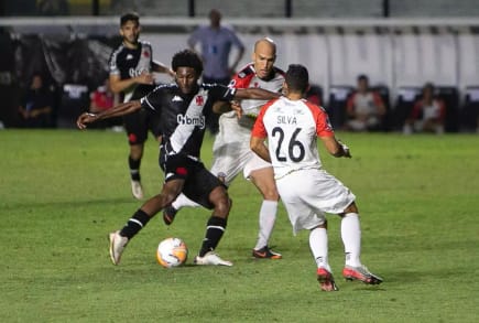 Com pênalti perdido, Vasco sai com a vitória sobre o Caracas no jogo de ida da Sul-Americana