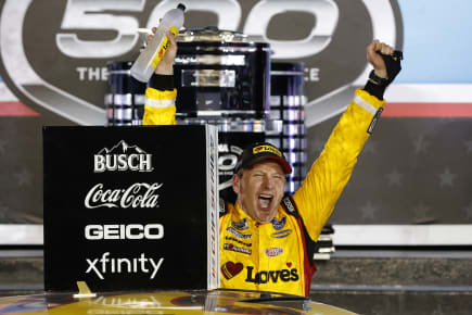 Acidente com fogo na última volta faz Michael McDowell garantir primeira vitória na Nascar