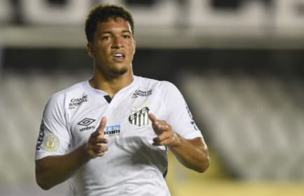 Santos vence Corinthians e deixa rival para trás na busca por uma vaga na Libertadores