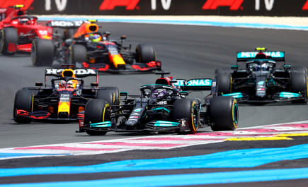 Mercedes explica que não mudou estratégia no GP da França porque esperava punição para RBR