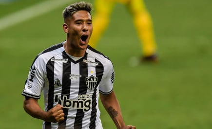 Atlético-MG goleia Atlético-GO, acaba com melhor defesa e sobe na tabela do Brasileirão