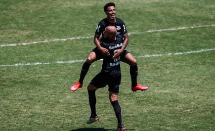 Bragantino vence de virada, segue na liderança do Brasileirão e mantém São Paulo no Z-4