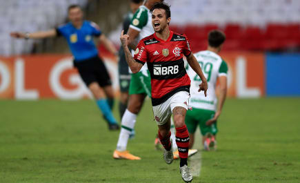 Flamengo vence Chapecoense de virada no Maracanã e sobe na tabela do Brasileirão