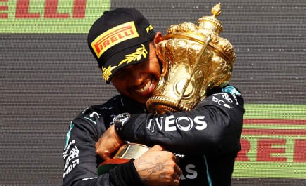 Hamilton conquista oitava vitória no GP da Inglaterra depois de batida com Verstappen