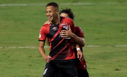 Athletico-PR vence Santos e se classifica para as semifinais da Copa do Brasil
