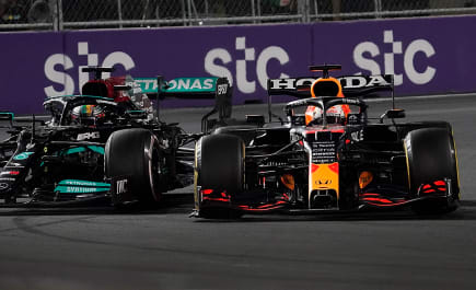 Punições a Verstappen na Arábia Saudita sofre críticas