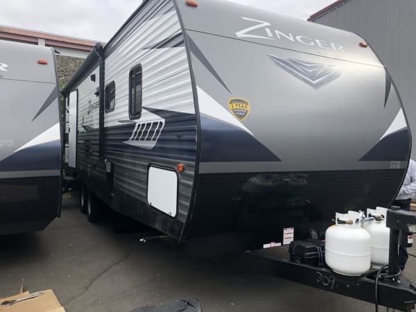 28' Zinger passenger side