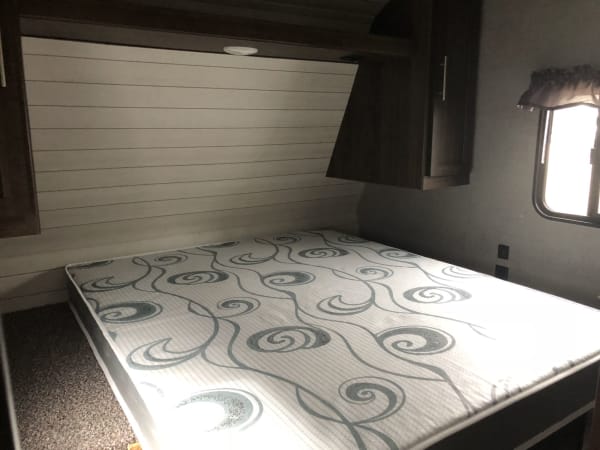 28' Zinger master bed