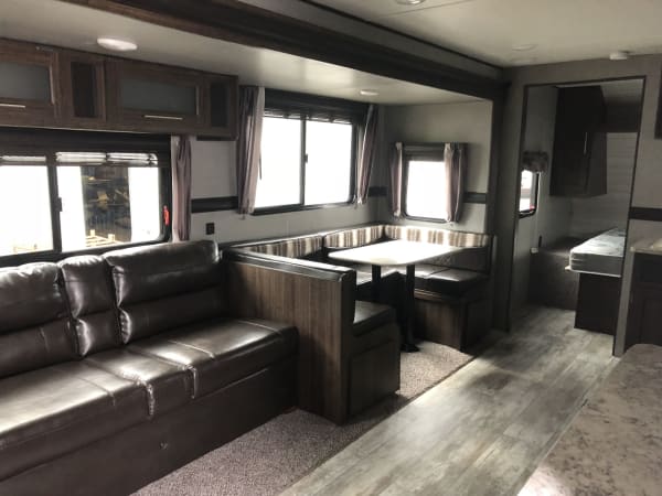 28' Zinger living area