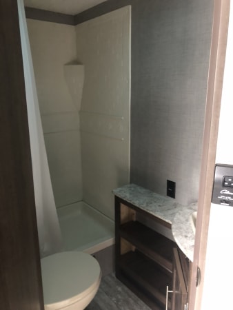 28' Zinger bathroom