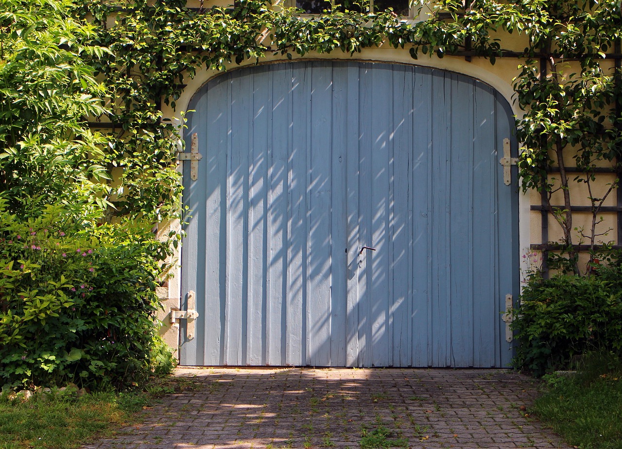 The Architect’s Secret: How Your Garage Door Defines Your Home’s Luxury Identity