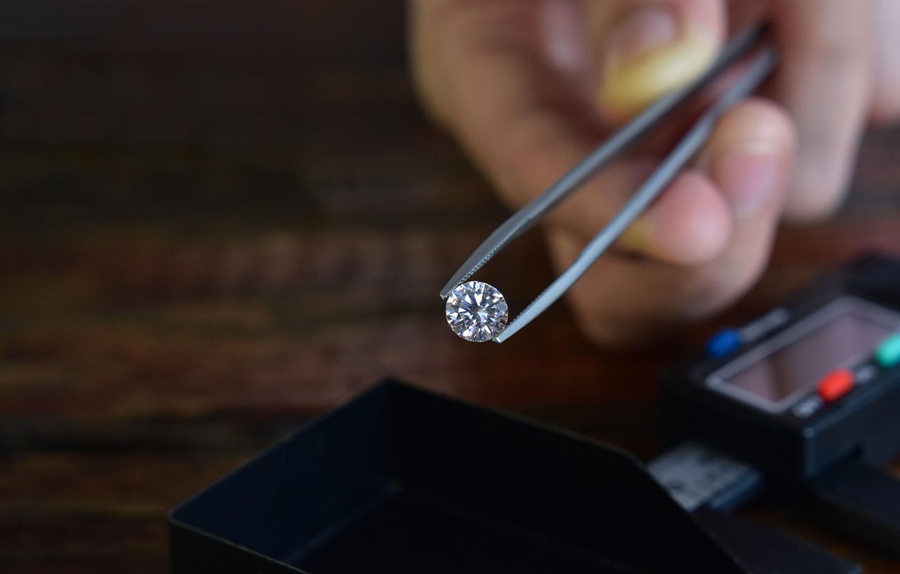 Lab-Created vs. Natural: The Diamond Dilemma in Engagement Rings