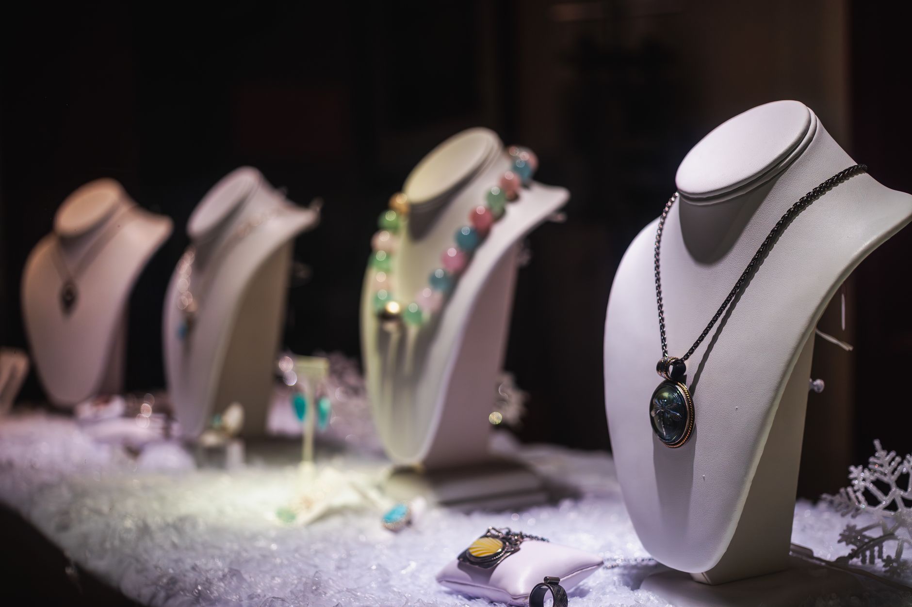 Stoke Golding’s Sparkling Gems: A Comprehensive Guide to Engagement Rings in Birmingham